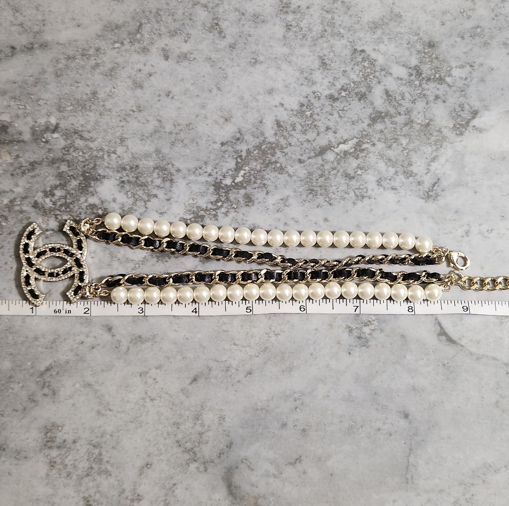 Chanel Beautiful Pearl & Chain CC Logo Necklace in White and Gold ✨️ - Picture 6 of 12